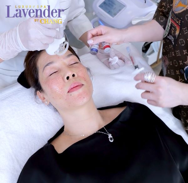 Ca sĩ Thu Phương đang cấy Biocell Plus