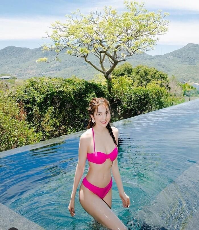 Ngọc Trinh mặc bikini hồng chóe khoe trọn vòng 3 căng đét gây bão Instagram  - SaoStar