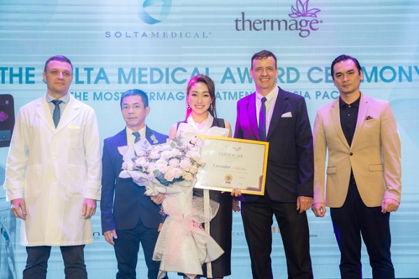 CEO Lý Thùy Chang (đứng giữa) nhận giải "Top 1 Thermage châu Á Thái Bình Dương" từ Tập đoàn Solta Medical, đồng hành là người mẫu Đức Hải (bìa phải) - Giám đốc chi nhánh của Lavender By Chang. Ảnh: Tony Dinh.