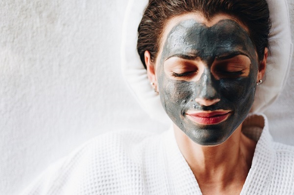 Tự làm các loại mặt nạ thải độc da để sử dụng hoặc dùng mặt nạ thải độc chế sẵn cũng là một cách hay để detox da mặt