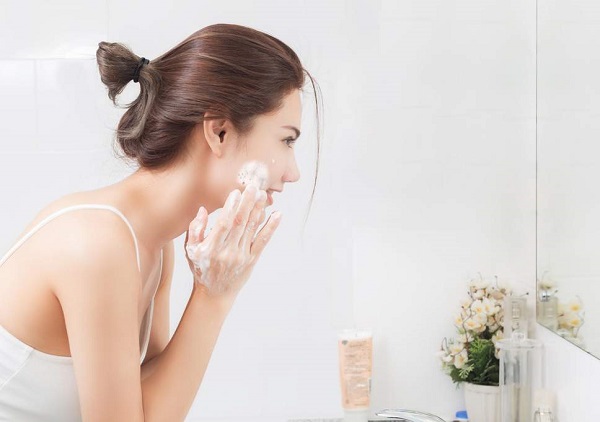 Từ ngày thứ 2 sau cấy có thể dùng nước tẩy trang và sữa rửa mặt để làm sạch da