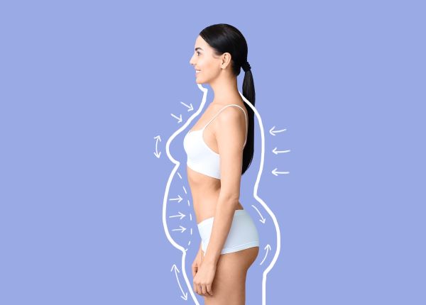 Phụ nữ kiểm tra cân nặng trên cân điện tử sau chế độ ăn kiêng cấp tốc