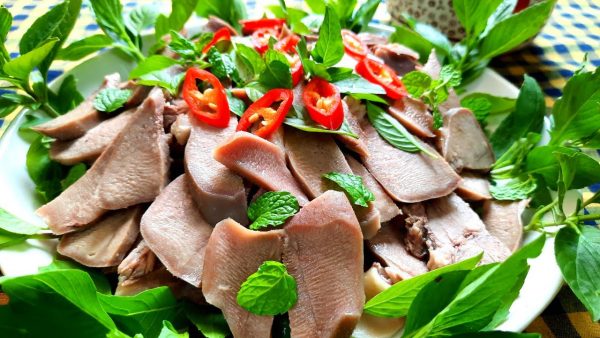 Lưỡi lợn luộc có calo ít hơn thịt ba chỉ nhưng nhiều calo hơn thịt lợn nạc