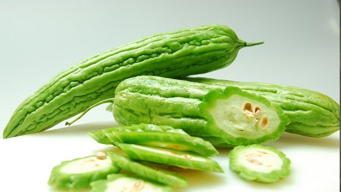 Khổ qua tươi dùng trong chăm sóc da nám nhẹ tại nhà