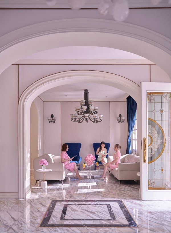 Khách hàng trao đổi rõ mong muốn sử dụng liệu trình tại spa trước khi điều trị