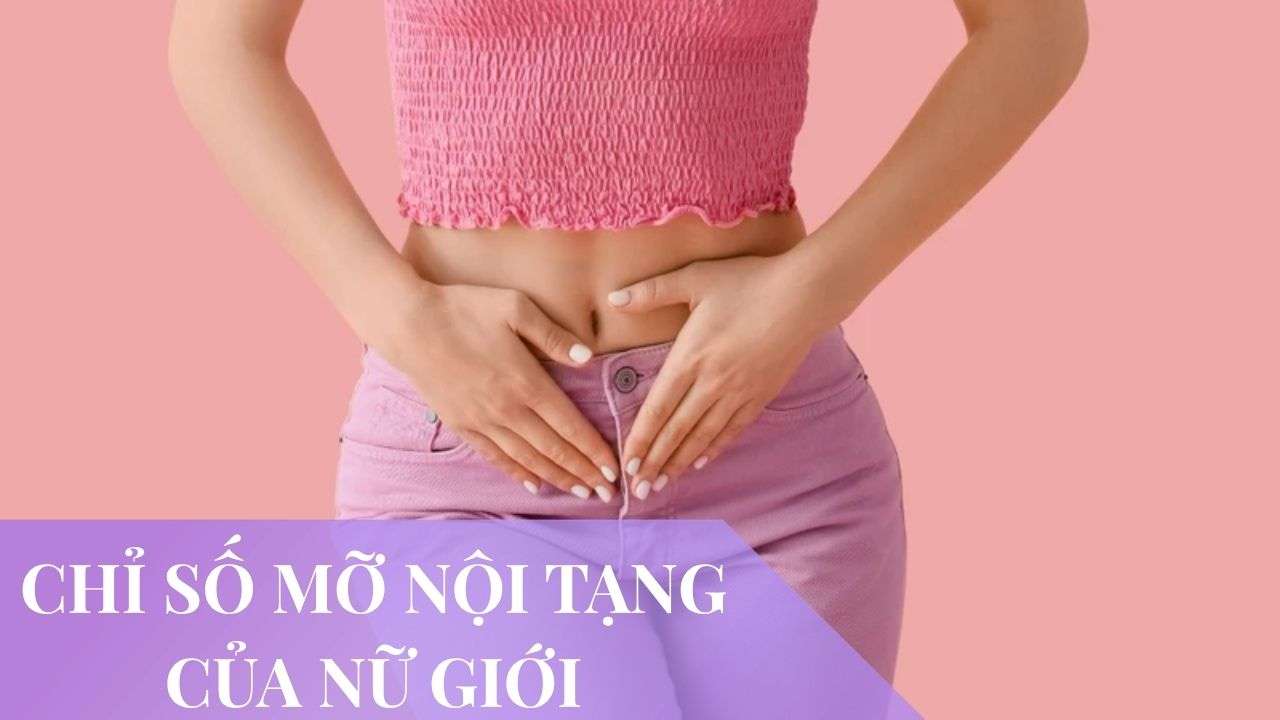 Phụ nữ đặt hai tay lên bụng, minh họa chỉ số mỡ nội tạng của nữ giới
