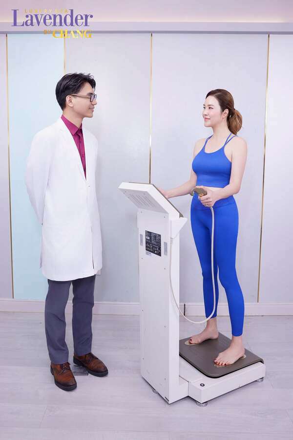 Khách hàng đo mỡ nội tạng và phân tích thành phần cơ thể trước khi bắt đầu liệu trình giảm mỡ tại Lavender By Chang