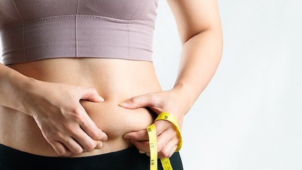 Mỡ phân bố quanh bụng và hai bên eo có thể khiến đường cong eo – hông kém rõ.