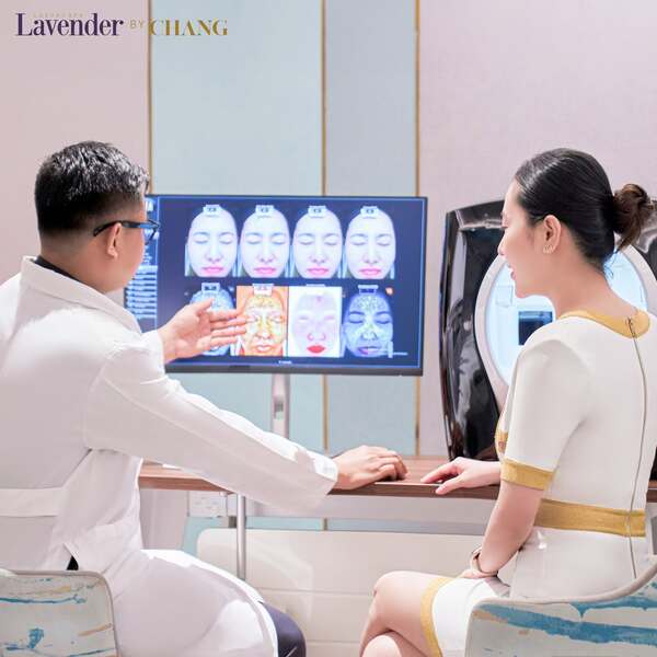 Bác sĩ đánh giá tình trạng da và tư vấn phương án laser trước điều trị. 