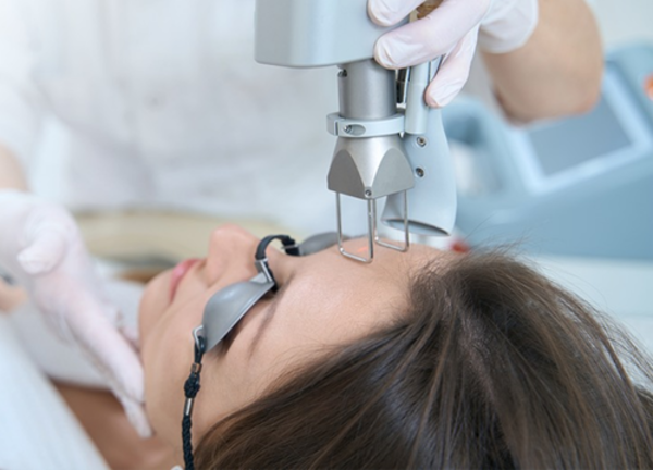 Laser CO2 fractional tạo các vi vùng tổn thương có kiểm soát, xen kẽ vùng da không bị tác động trực tiếp. 