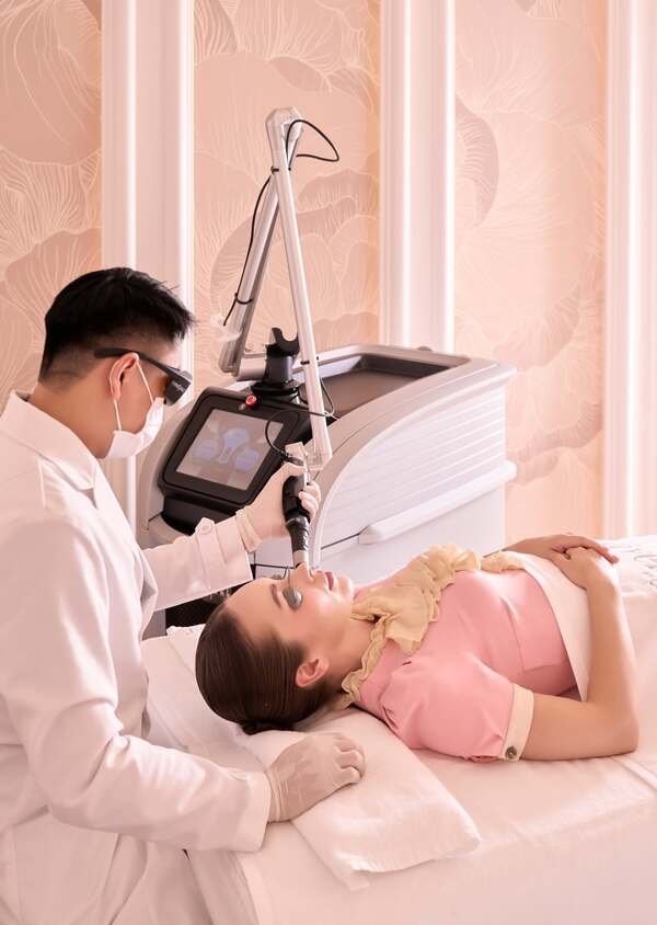 Khách hàng có thể cảm thấy châm chích nhẹ trong quá trình bắn laser trị nám.