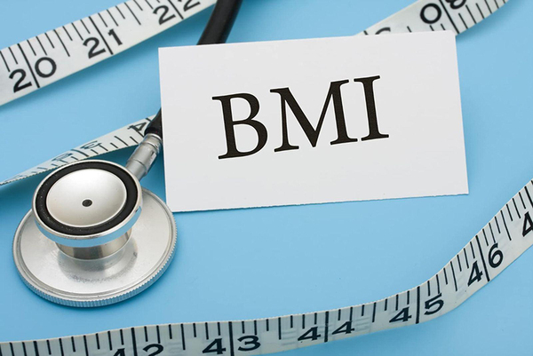Thẻ chữ BMI bên cạnh ống nghe và thước dây.