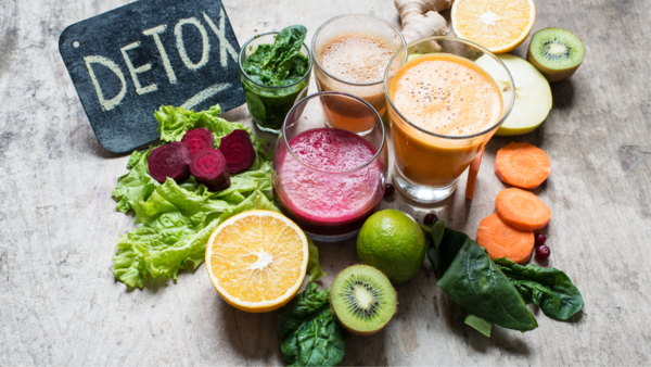 Chỉ uống nước detox hoặc nước ép có thể làm khẩu phần thiếu dinh dưỡng và không giúp giảm cân bền vững.
