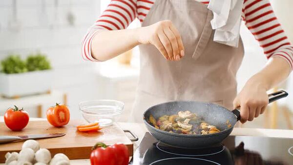Nếu trước đó ăn mặn, giảm lượng muối có thể làm thay đổi lượng nước cơ thể giữ lại.