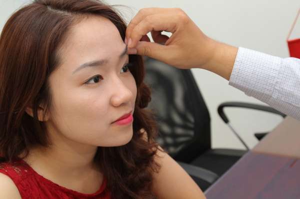 Nâng cung mày kiêng gì sau cắt chỉ vẫn cần theo hướng dẫn của bác sĩ. 