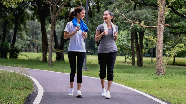 Bạn có thể đi bộ nhẹ nhàng sau nâng cung mày theo hướng dẫn của bác sĩ, tránh vận động gắng sức. 