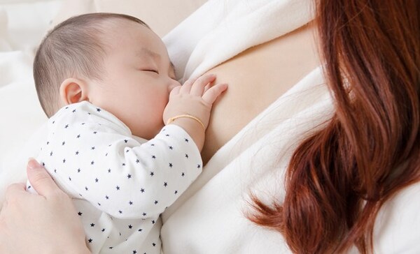 Phụ nữ cho con bú nên hỏi bác sĩ trước khi dùng trà lá mâm xôi thường xuyên. 